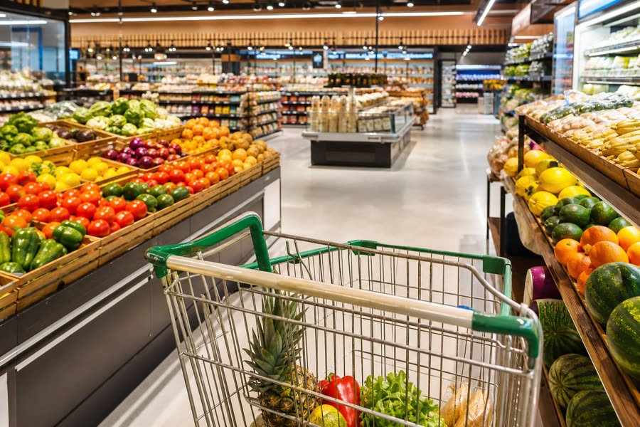 Corredor de supermercado de bairro com hortifruti fresco